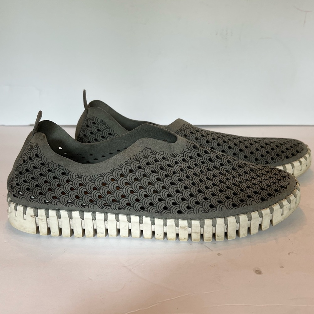 Isla Jacobson Tulip slip on sneakers size 9
